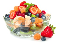 Пъстра плодова салата с ягоди, банан, киви, сини сливи, малини и боровинки - снимка на рецептата